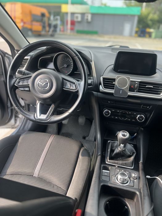 Автомобіль машина хетчбек седан