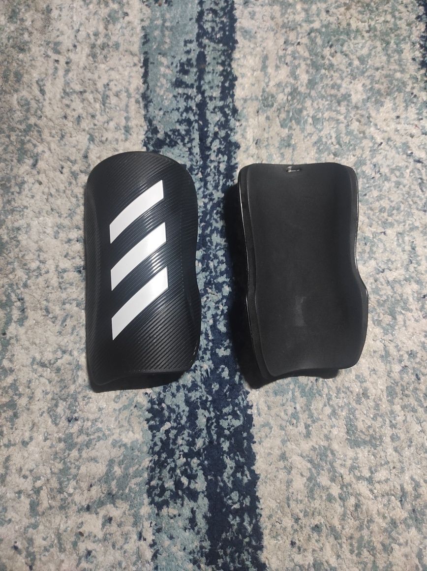 Ochraniacze piłkarskie czarne adidas