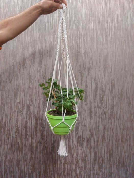 Підвіс для квітів,макраме білого і коричневого кольору