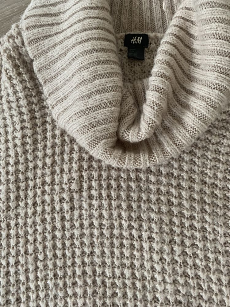 Sweter beżowy oversize z golfem hm 36 S ozdobny splot