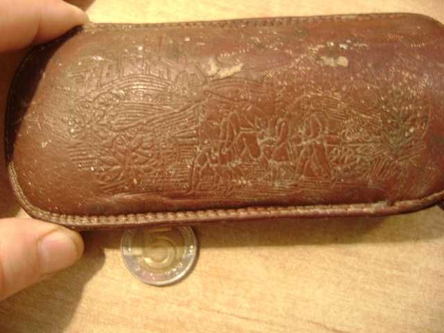 Starocie z PRL - Etui skórzane na okulary z wytłoczonym obrazkiem