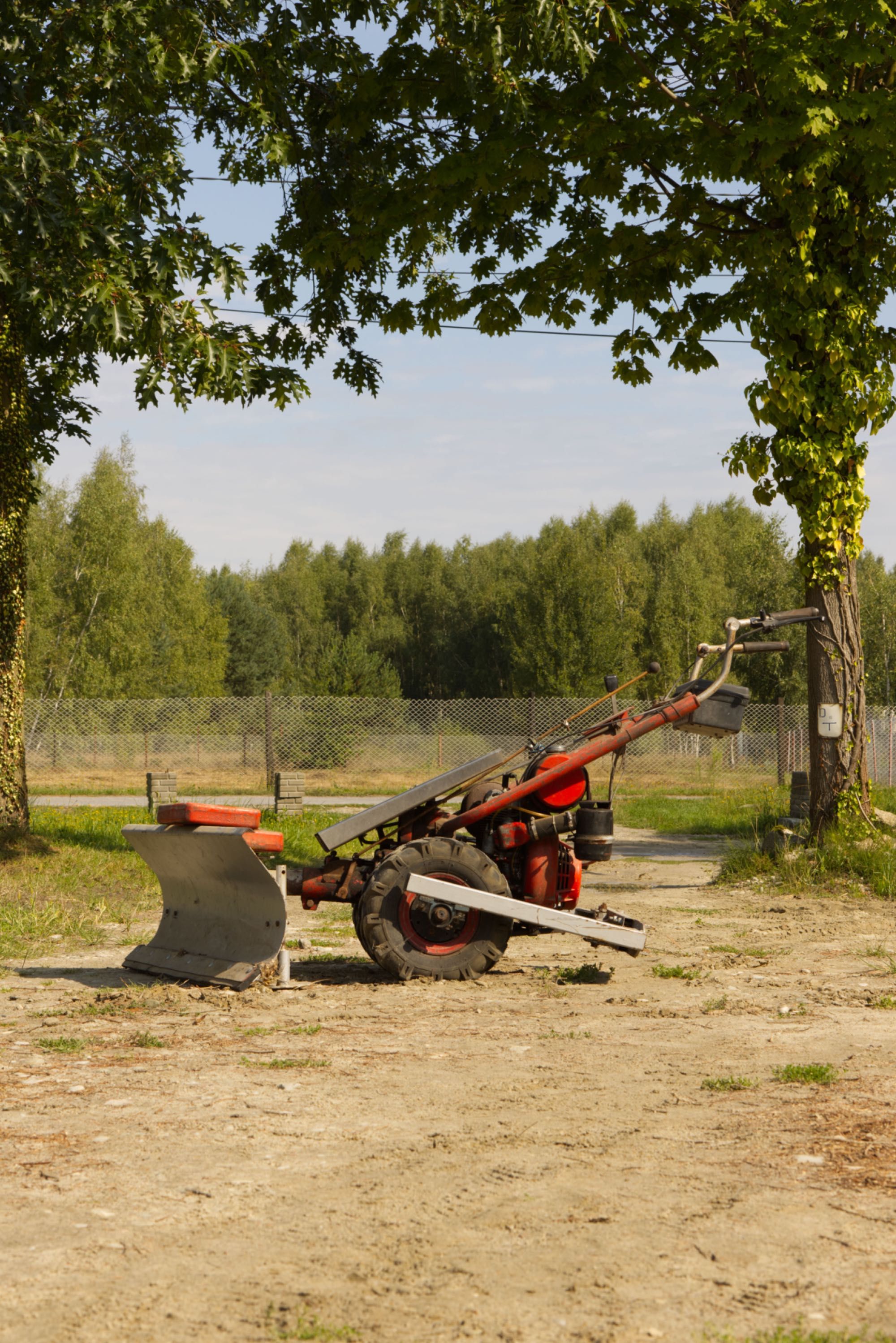 MF70 traktorek, przyczepa, plug, rydwan