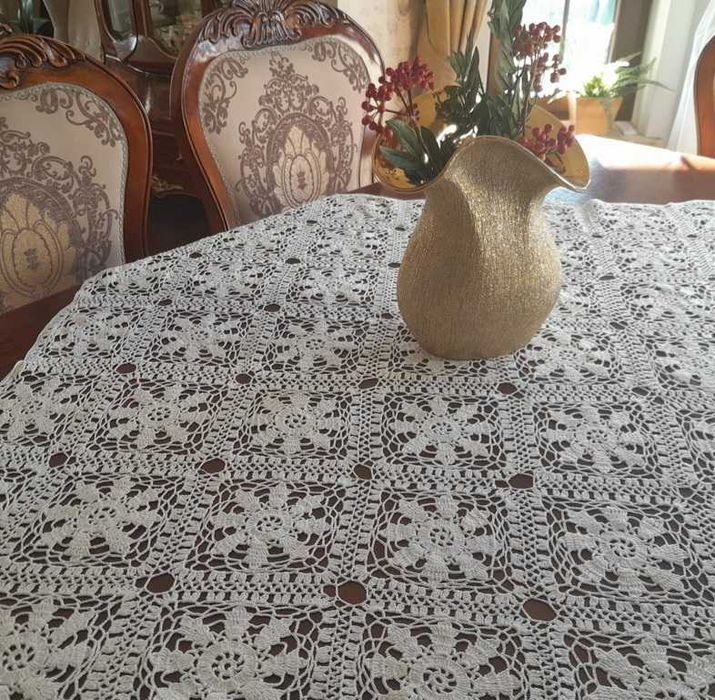 Obrus ręcznie wykonany z kordonka 105 cm x 105 cm