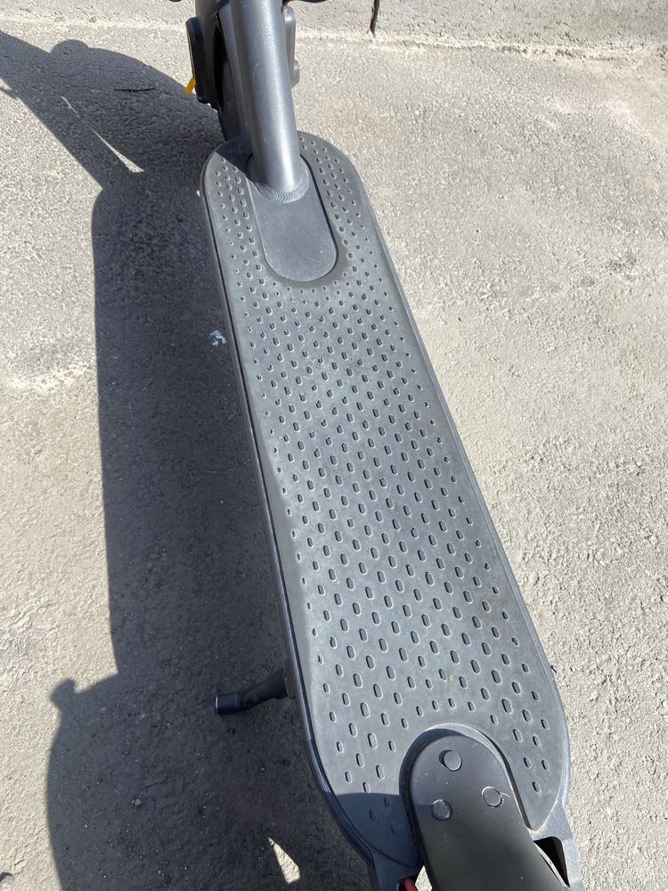 Продам електросамокат Xiaomi Mi Electric Scooter Pro