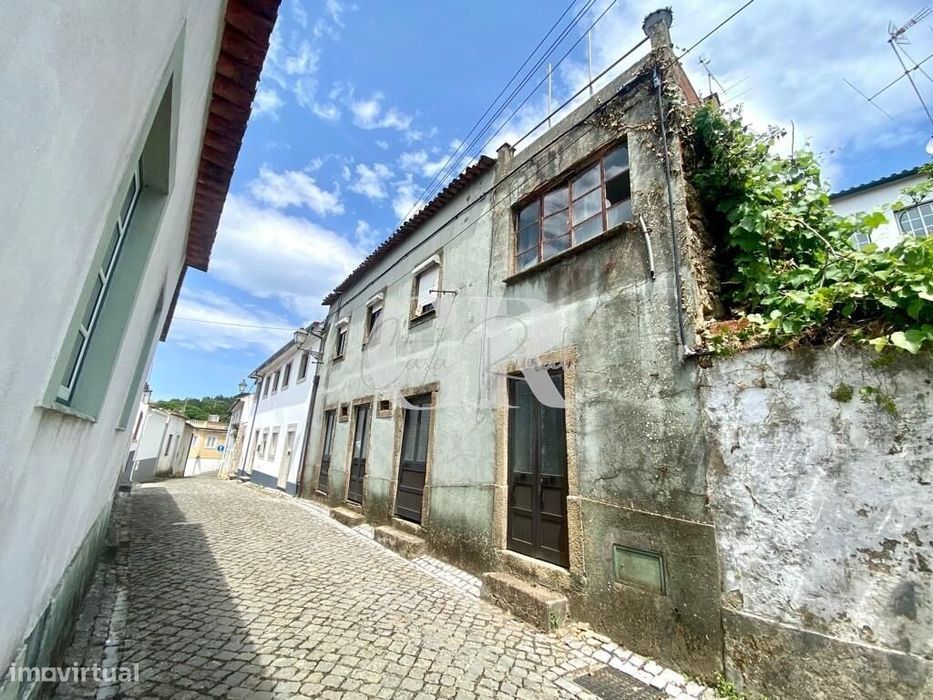 Prédio composto por dois apartamentos, terraço e vistas panorâmicas na