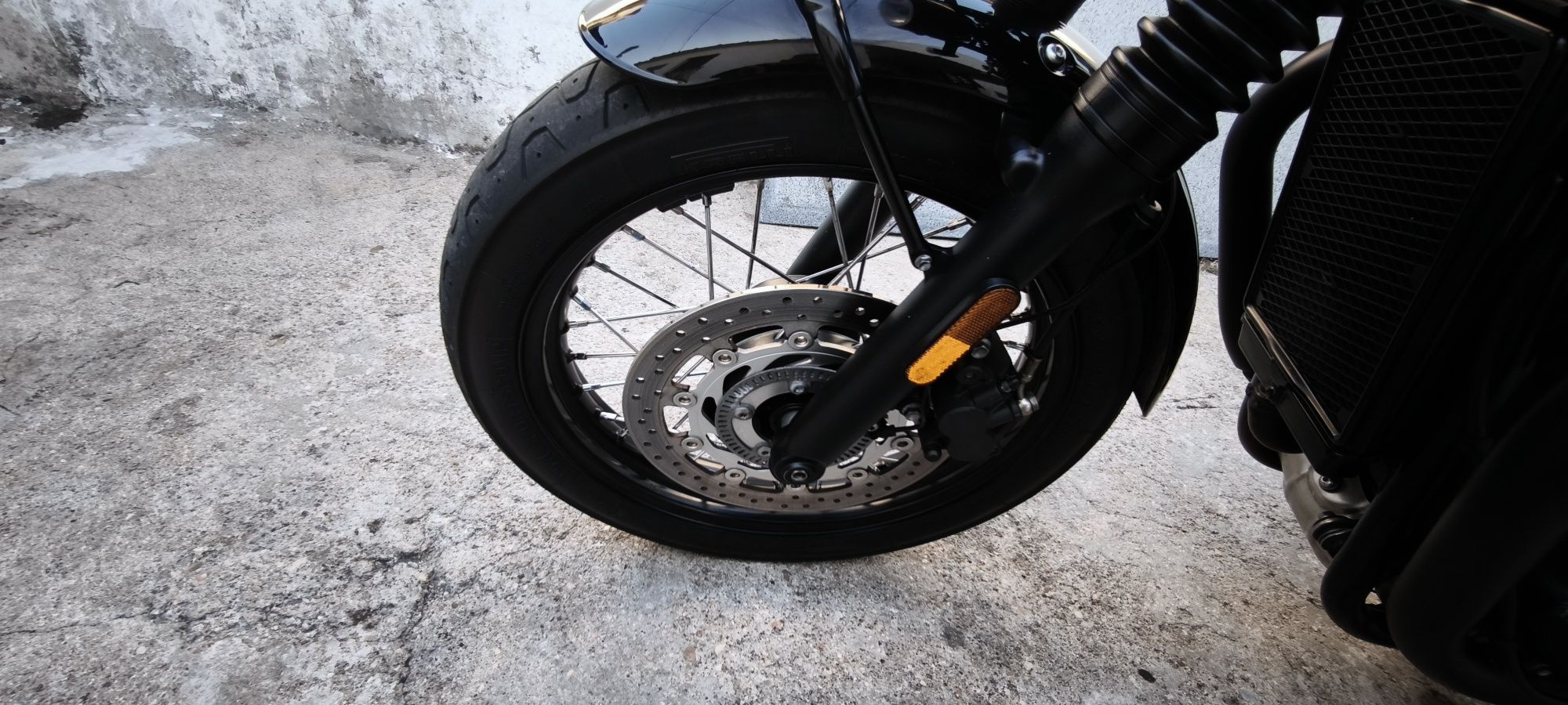 Triumph bonnevile T100 Black edition.