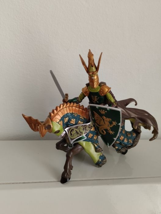 Figurinhas Marvel e cavaleiros