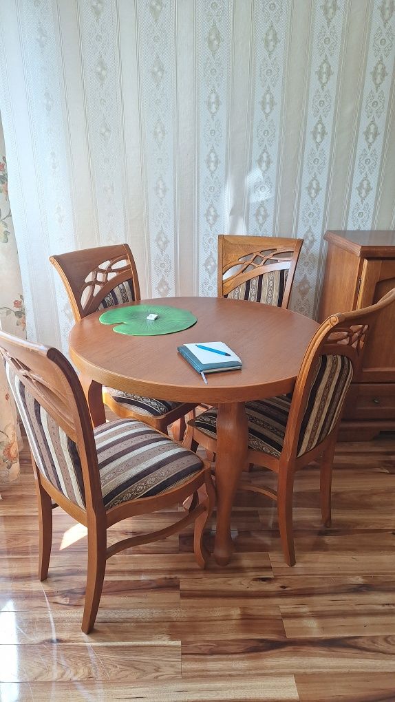 Stół I krzesła w kolorze drewna orzechowego
