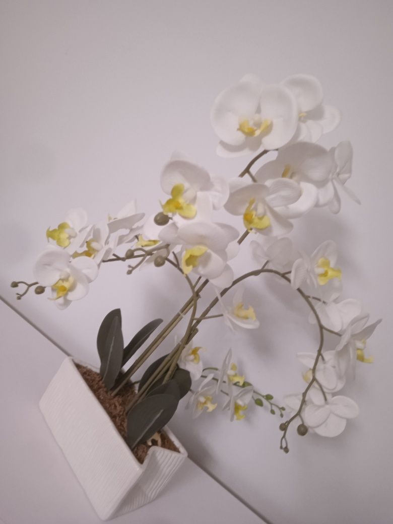 Piękny sztuczny storczyk wysoki biały ceramiczna doniczka