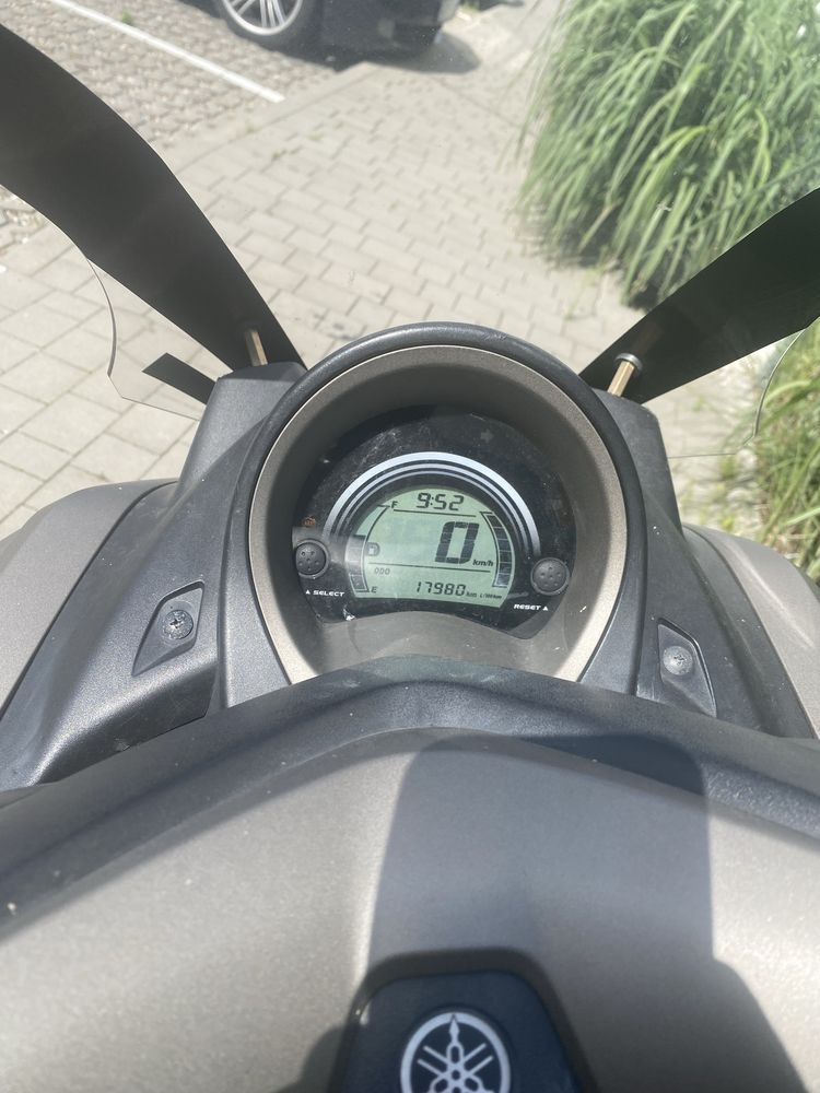Skuter Yamaha nmax 125.
