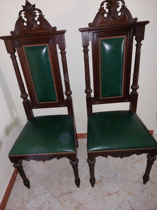 Cadeiras em madeira maciça