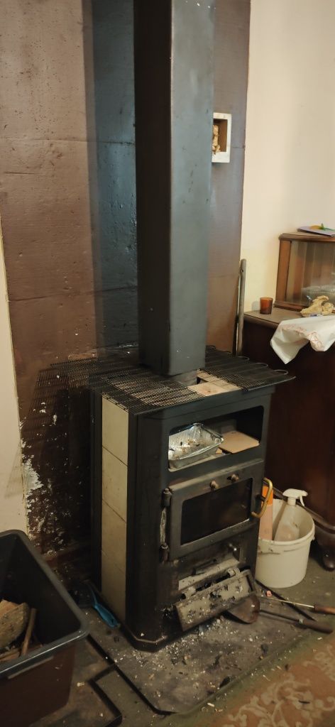 Piec duży wolnostojący żeliwny – koza na drewno, solidny, z szybą