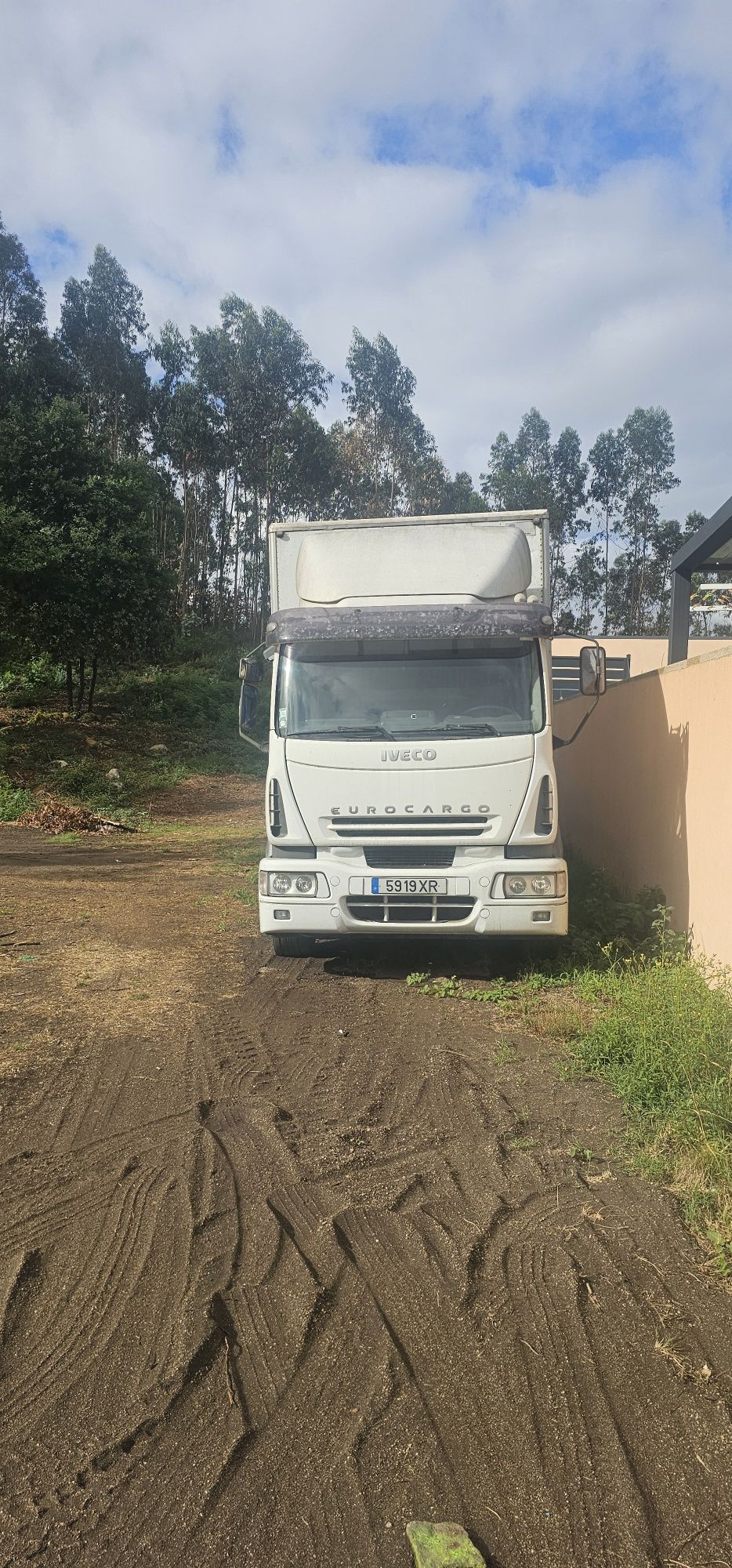 Camião iveco com plataforma