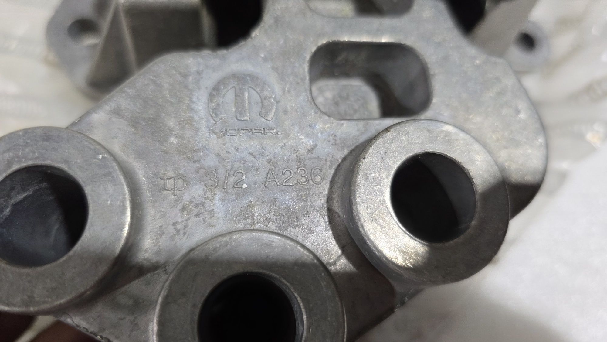 Łapa mocowanie silnika poduszka jeep chrysler nowa oryginał