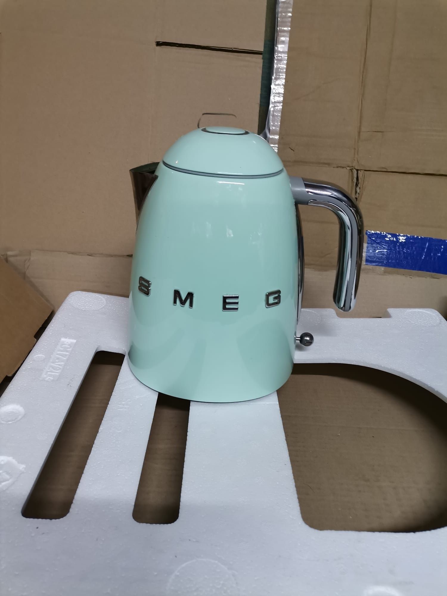 Czajnik elektryczny Smeg z regulacją temperatury KLFO4