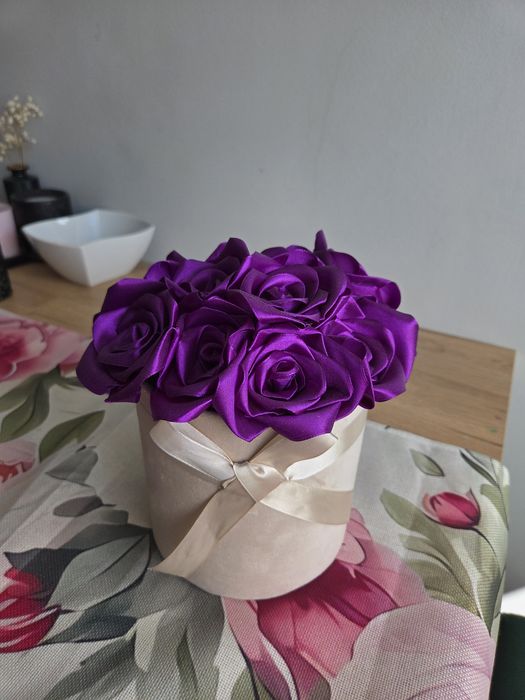 Wieczne Róże – Fioletowy Bukiet w Beżowej Elegancji na Dzień Mamy