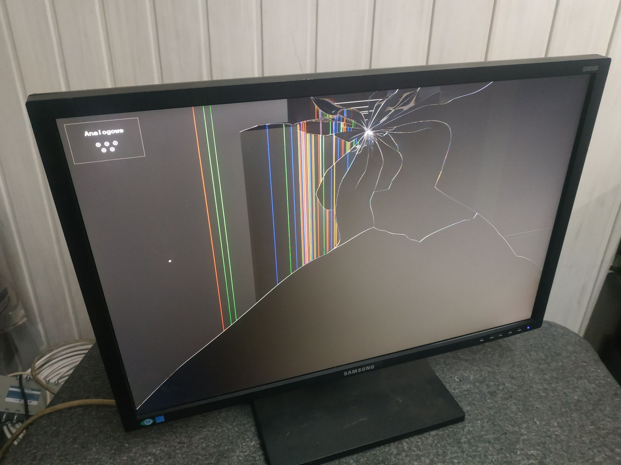 Monitor Samsung LS24E650XW Niestety uszkodzony.
