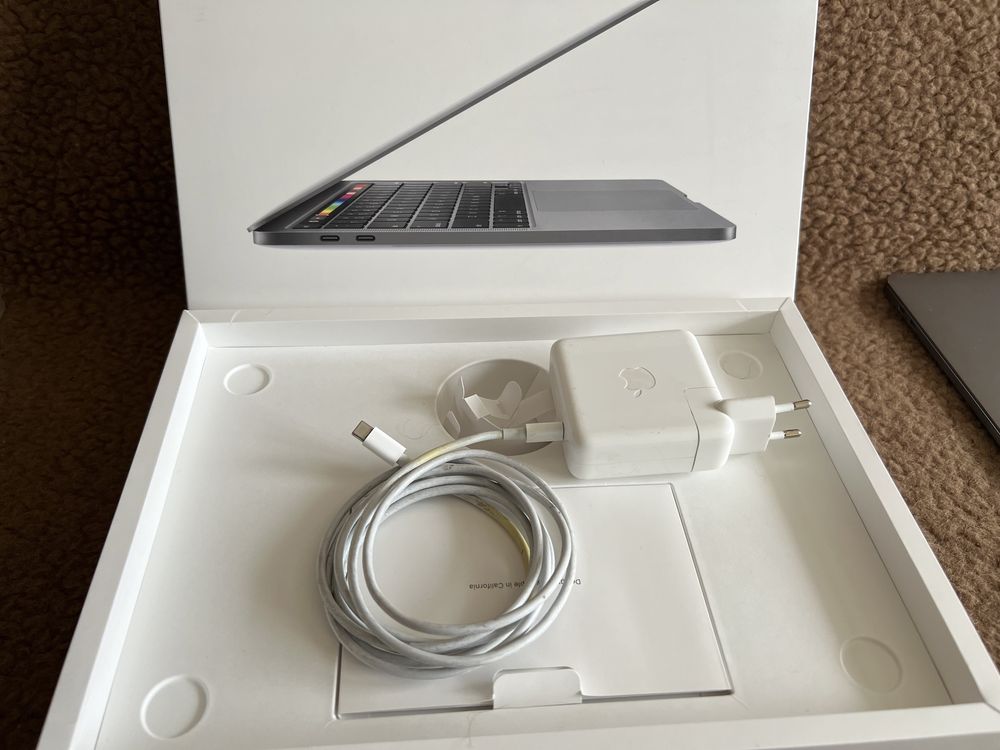 Apple Macbook Pro 13’ 2020, 512GB, 16GB RAM, i7, bateria trzyma 5h