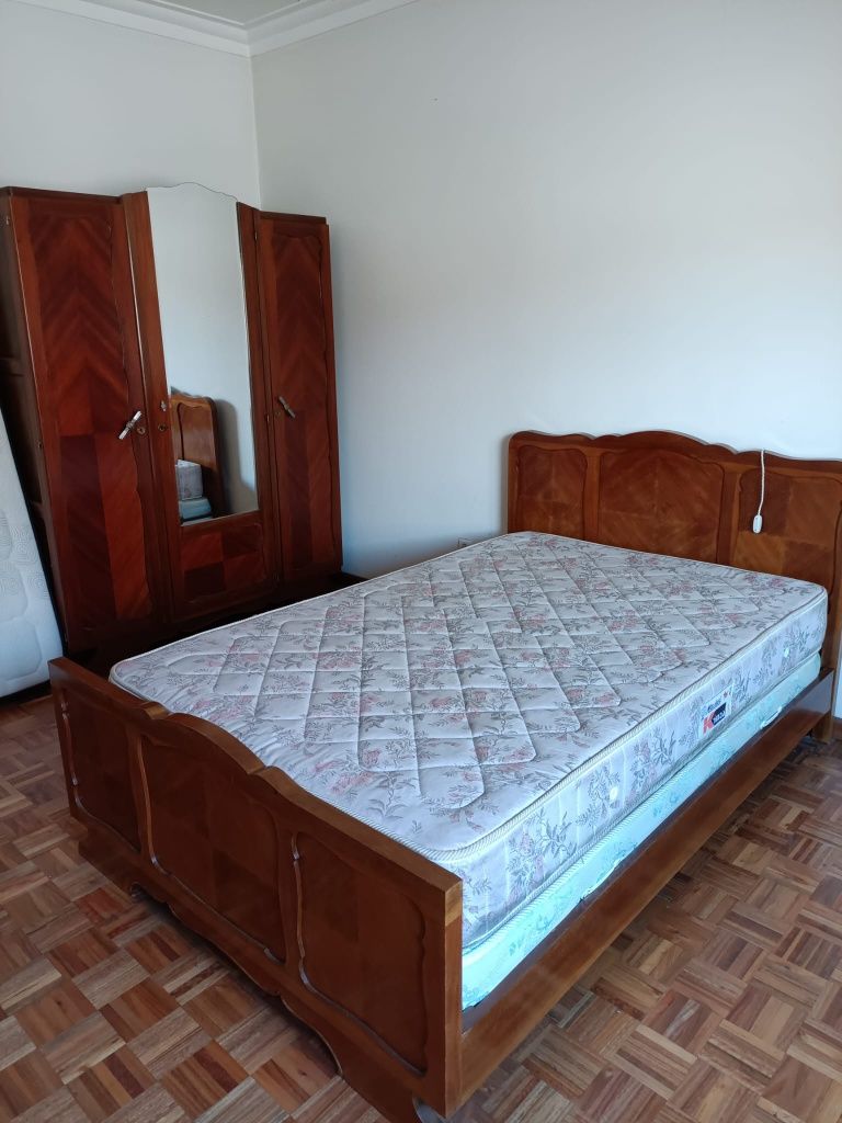 Conjunto de Mobiliário de Quarto Clássico em Madeira Maciça
