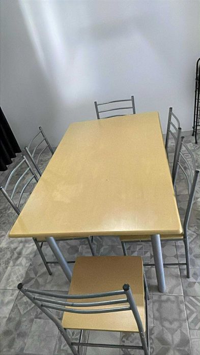 Mesa com 6 cadeiras