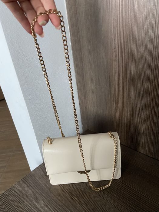 Маленька кремова сумка на ланцюжку