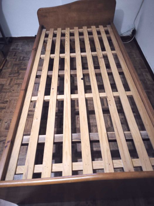 Vendo Cama com dois Colchões Ortopédicos (Bom Estado)