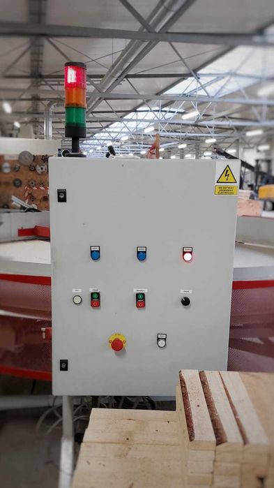 Podajnik karuzelowy, zestaw podawczy do maszyny