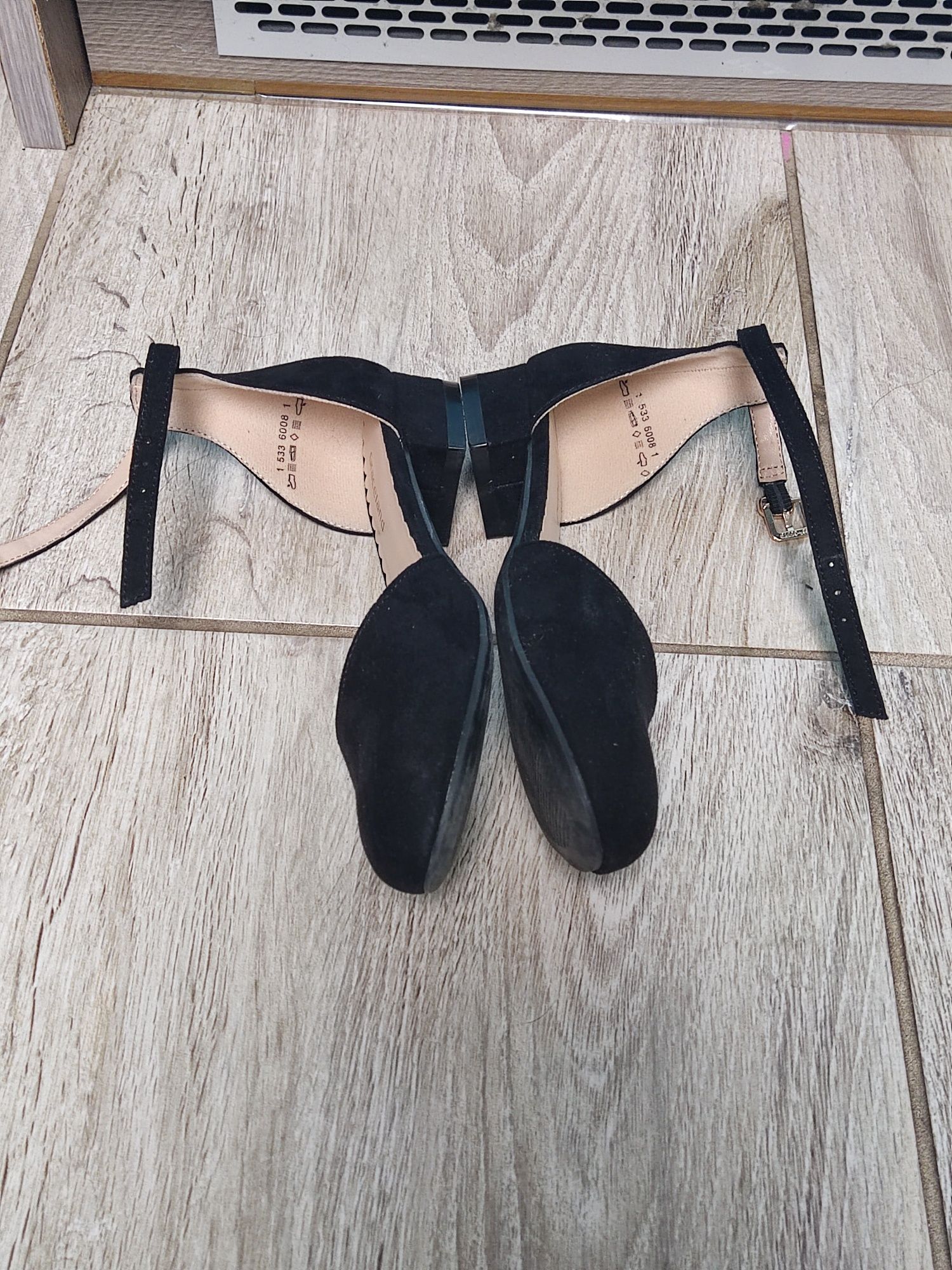 Buty czarne na obcasie