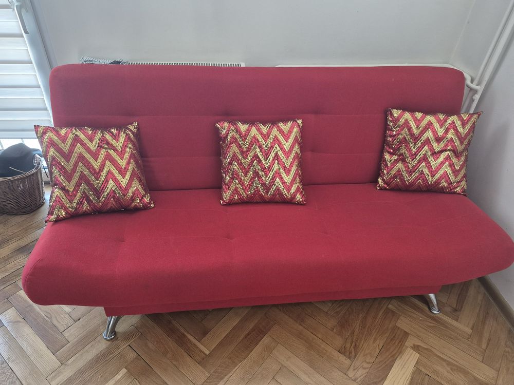 Sofa trzyosobowa czerwona srebrne nóżki