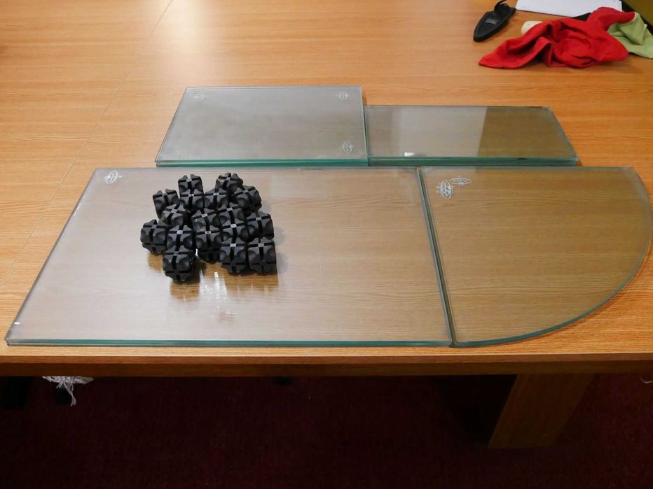 sprzedam składaną szafkę ze szkła hartowanego