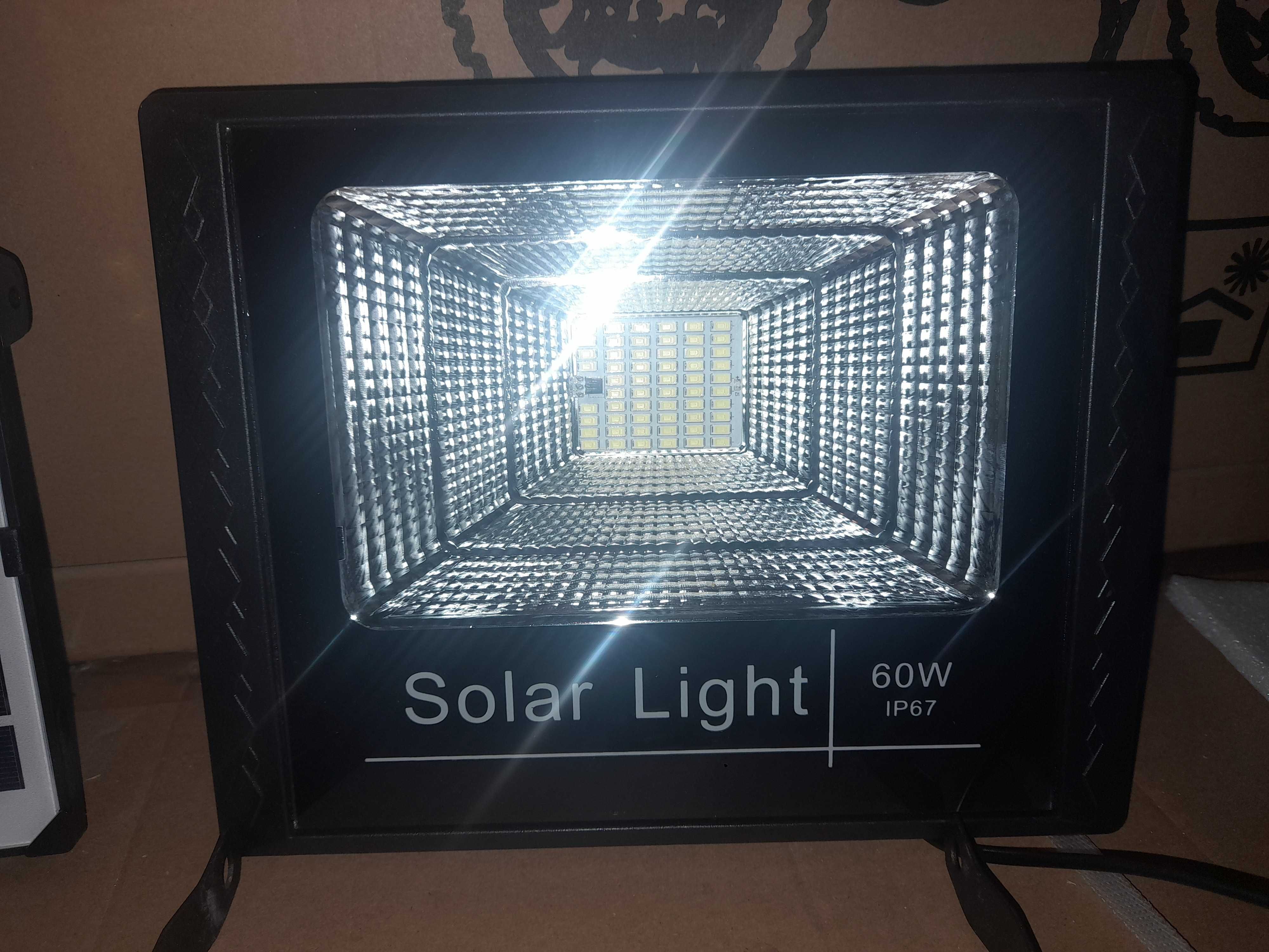 Holofote Led com bateria e painel solar