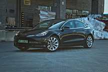 Tesla Model 3 Zasięg 409 km Elegancka Nowoczesne technologie Komfort SOH84% FV23%