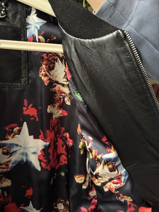 Стильна шкіряна куртка