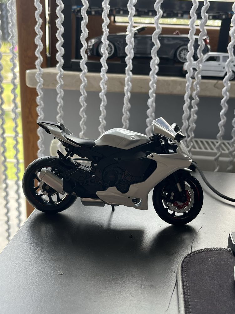 Model motocykla 1:12 yamaha r1