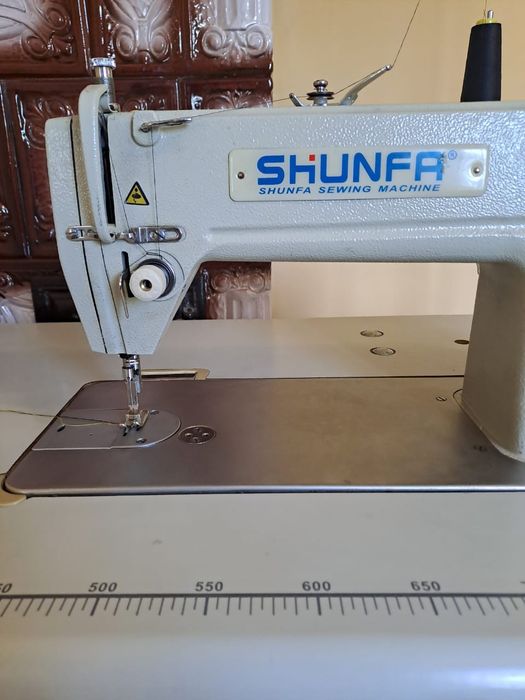 Швейна машина. Швейна машинка .shunfa. Промислова прямострочна швейна