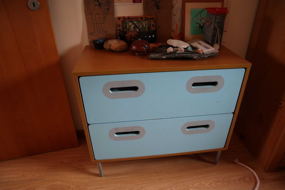 Cama carro para criança com colchão + comoda + mesa de cabeceira