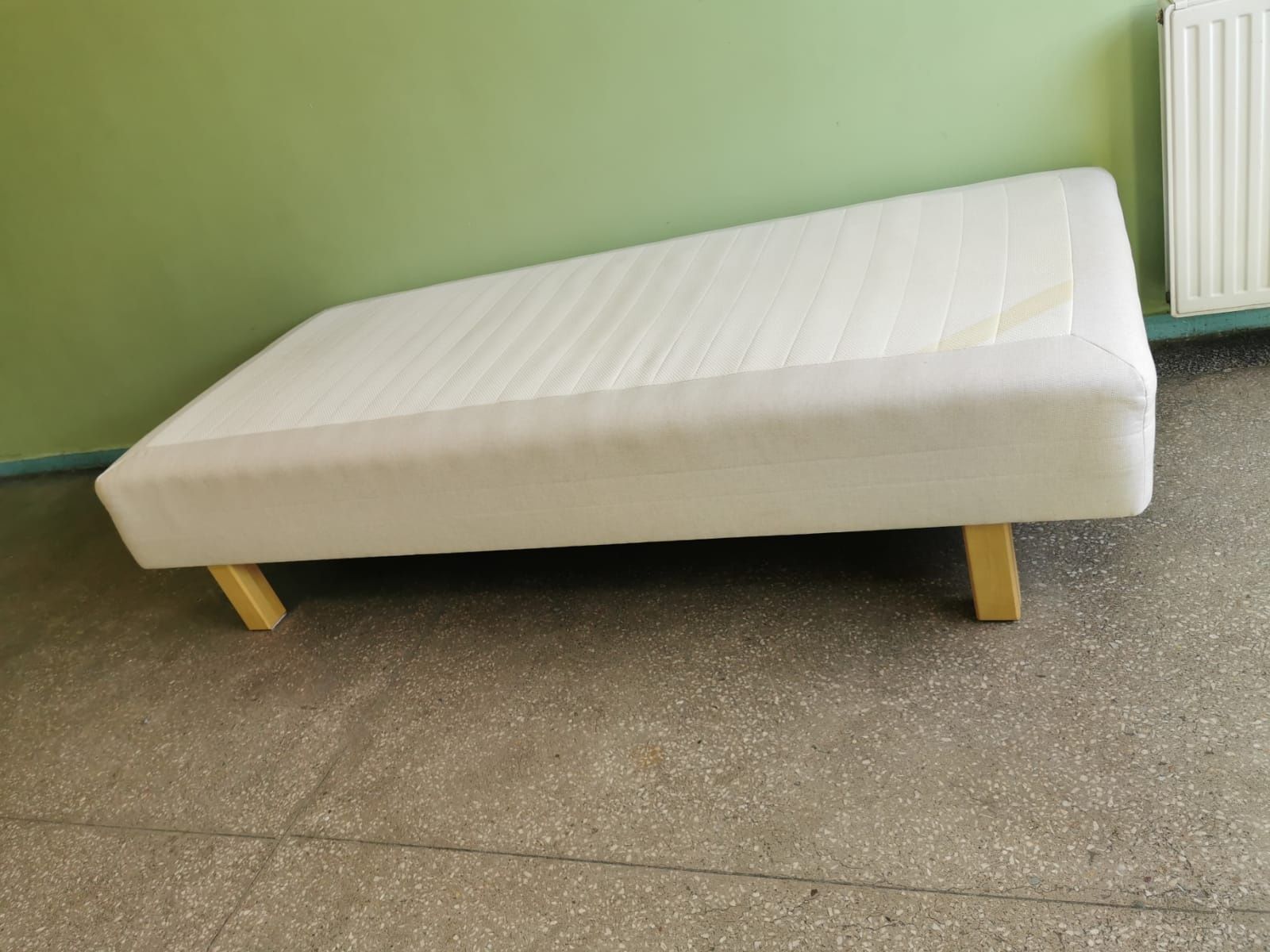 Bardzo wygodne łóżko z materacem drewniany stelaż nogi 200x90