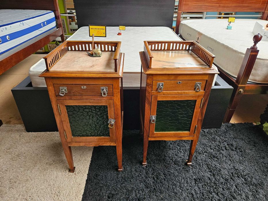 Mesas de cabeceira antigas - Valor unitário - Bom estado geral