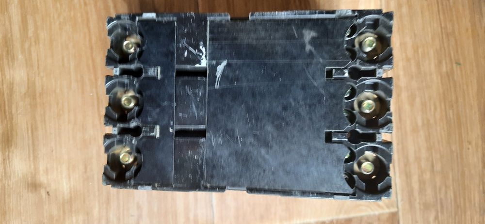 Автоматический выключатель трех полосный на 150А