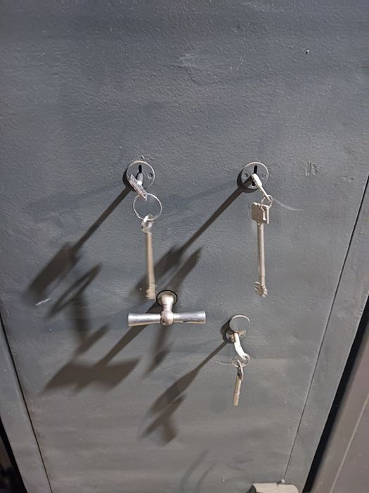 Продаю б.у сейф 2 клас захисту( 3 замка)