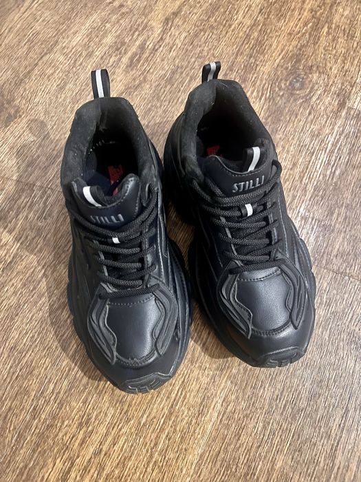 Продам кроссовки на высокой подошве