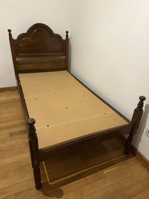 Cama e mesa de cabeceira