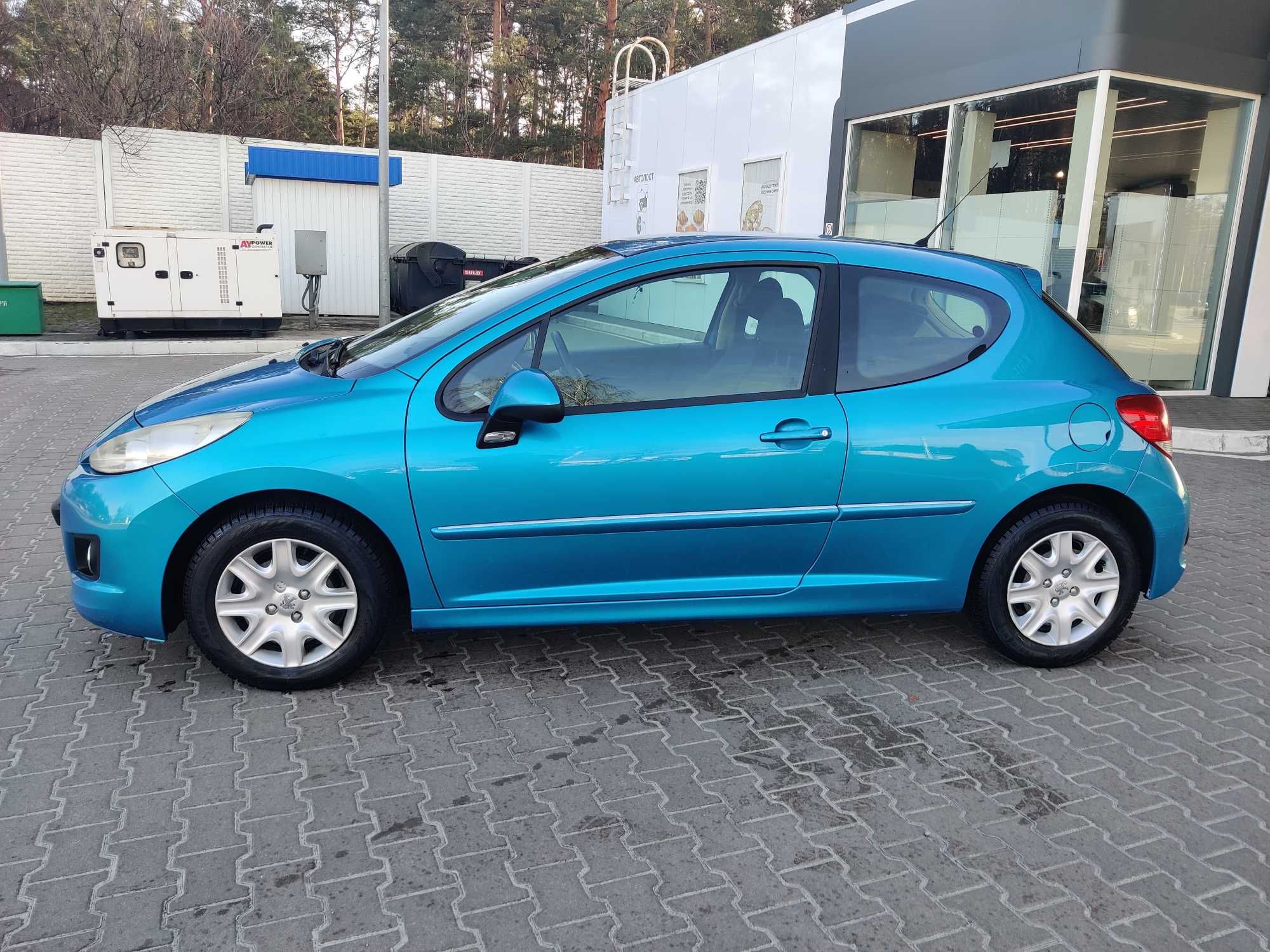 авто Peugeot 207 у гарному стані