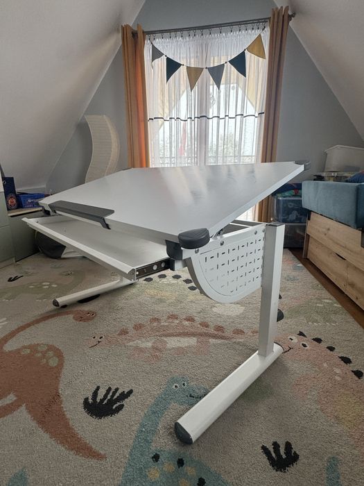 Biurko dziecięce regulowane