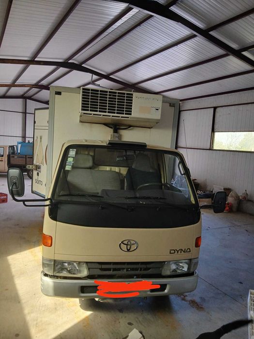 Toyota Dyna com caixa frigorífica