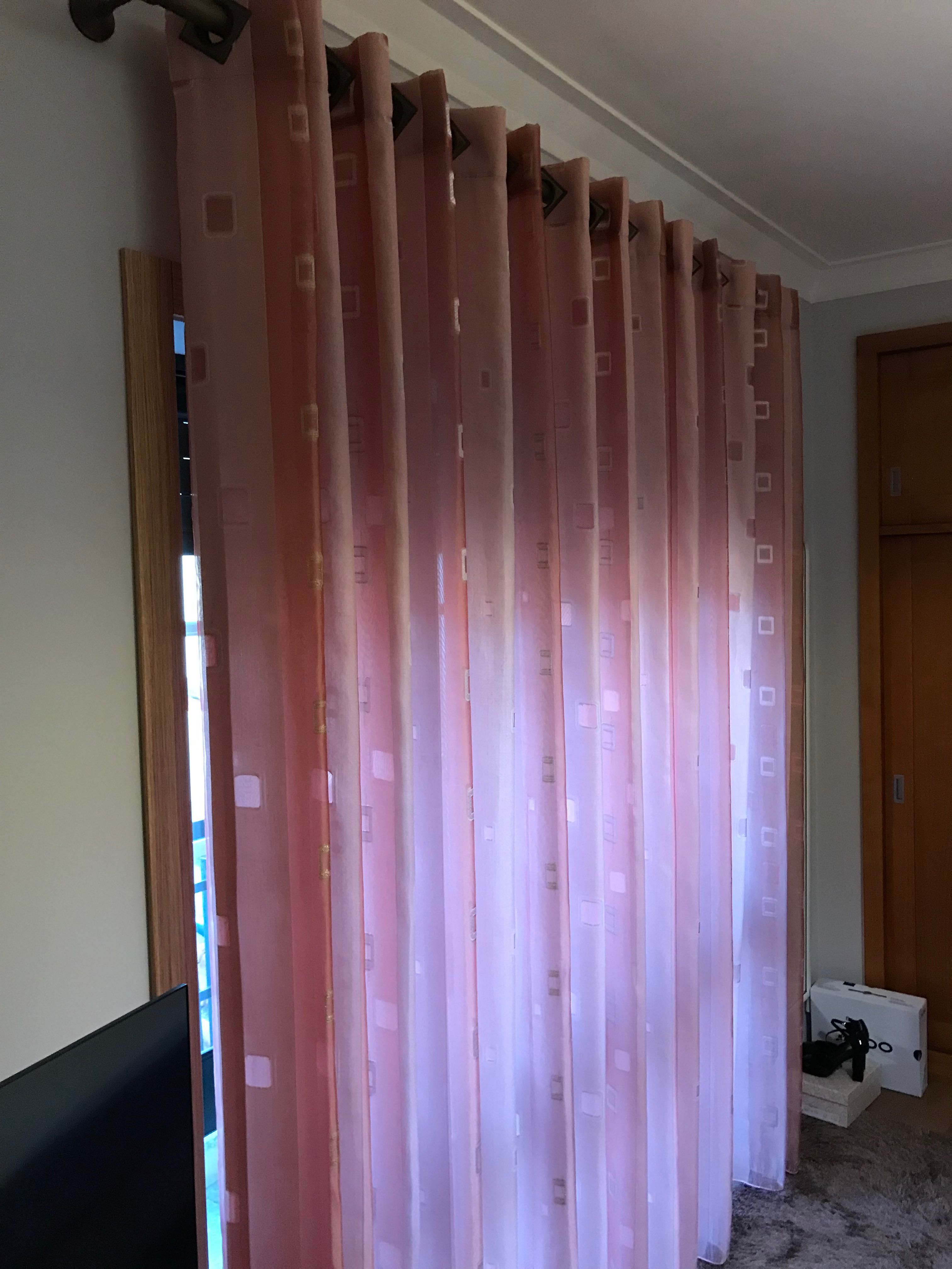 Cortinado cor rosa com barão