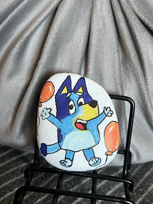 Malowany kamien kicia kocia bluey stitch