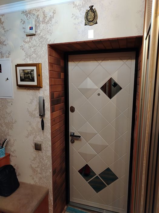 Продам 2 кімнату квартиру з меблями.