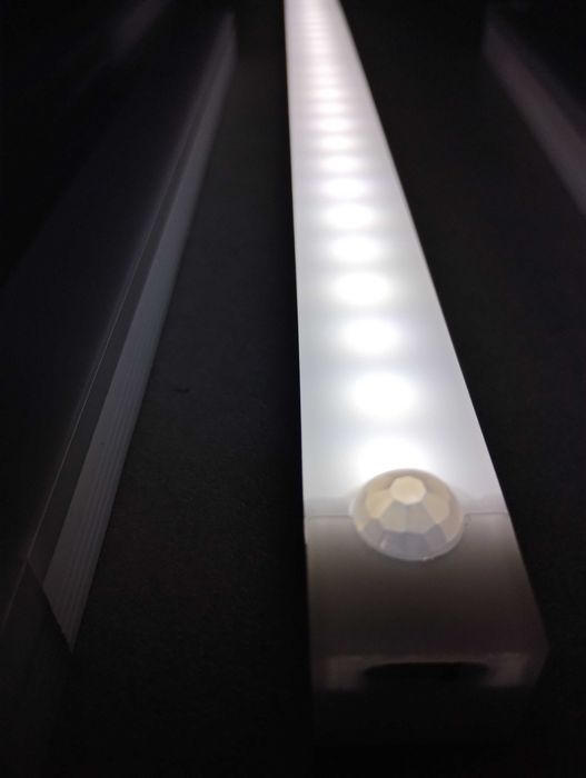 LED лампа (ТЕПЛА) з датчиком руху і акумулятором 21 діод / 30см