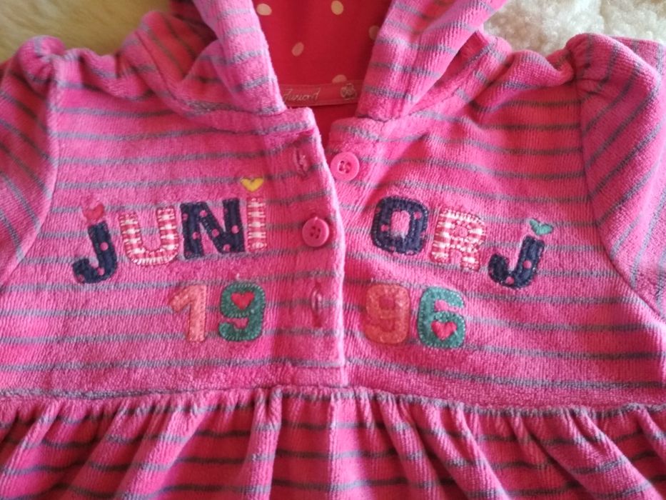 Sukienka z kapturem r. 62